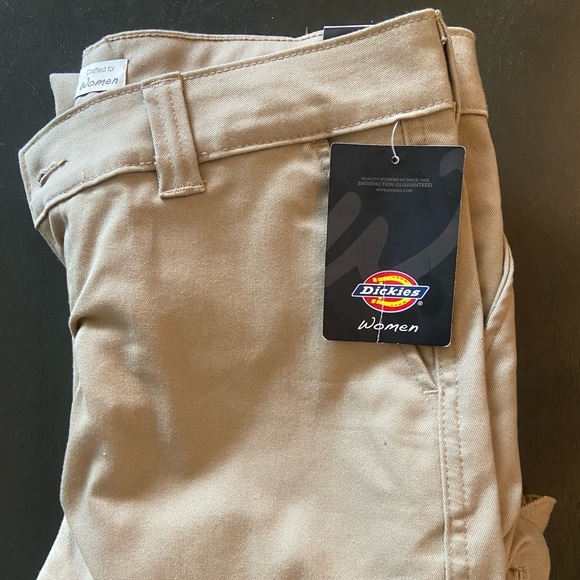 Women’s Dickies Relaxed Fit Cargo Pants - Picture 4 of 5